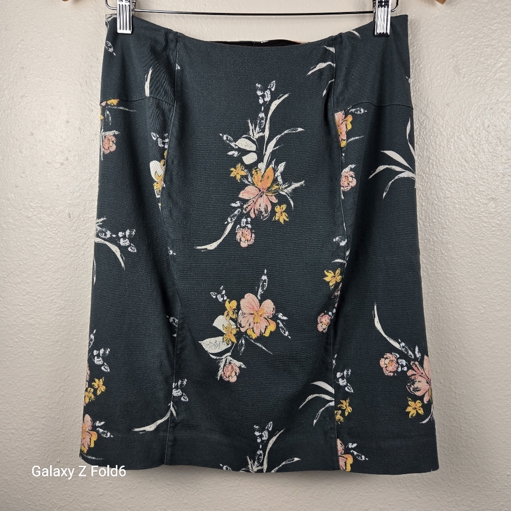 Lysse New York Women’s Floral Print Stretch Skirt‎ Size Large Dark Gray Pink